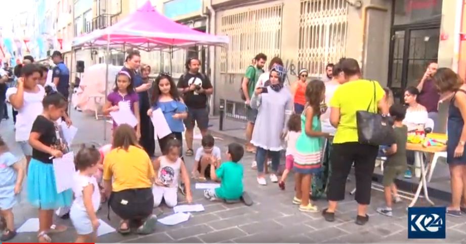 Li kolanên Stenbolê ji bo zarokan nanê bi ava bacana hate belavkirin