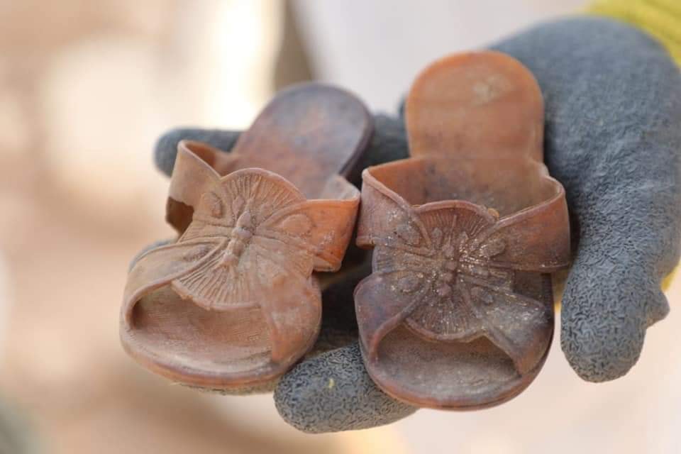 A mass grave containing Kurdish remains found in southern Iraq's desert in Muthanna province. (Photo: Martyrs Foundation in Iraq)