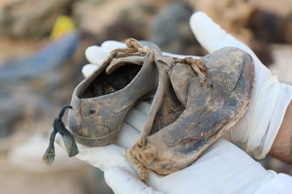 A mass grave containing Kurdish remains found in southern Iraq's desert in Muthanna province. (Photo: Martyrs Foundation in Iraq)