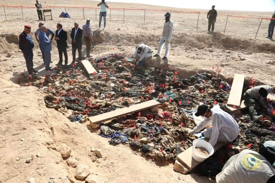 A mass grave containing Kurdish remains found in southern Iraq's desert in Muthanna province. (Photo: Martyrs Foundation in Iraq)