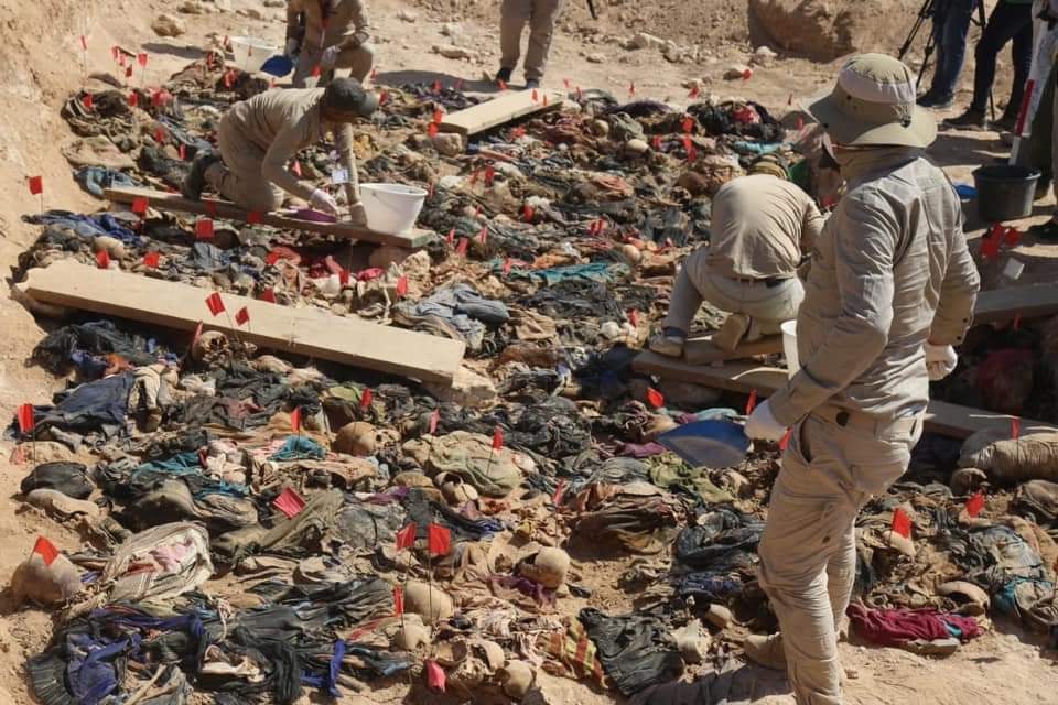 A mass grave containing Kurdish remains found in southern Iraq's desert in Muthanna province. (Photo: Martyrs Foundation in Iraq)