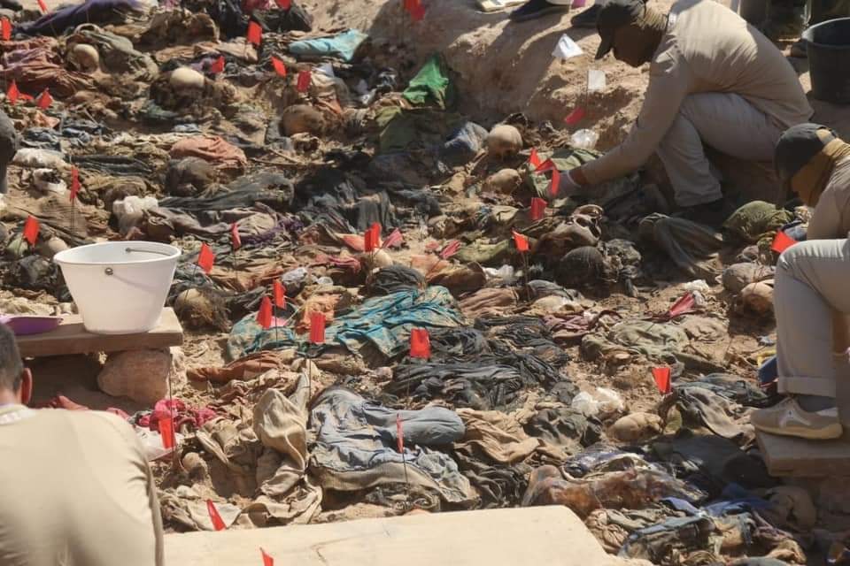 A mass grave containing Kurdish remains found in southern Iraq's desert in Muthanna province. (Photo: Martyrs Foundation in Iraq)