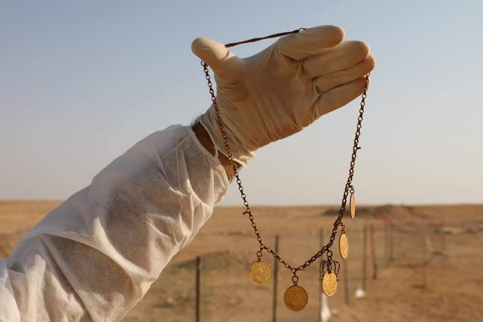 A mass grave containing Kurdish remains found in southern Iraq's desert in Muthanna province. (Photo: Martyrs Foundation in Iraq)