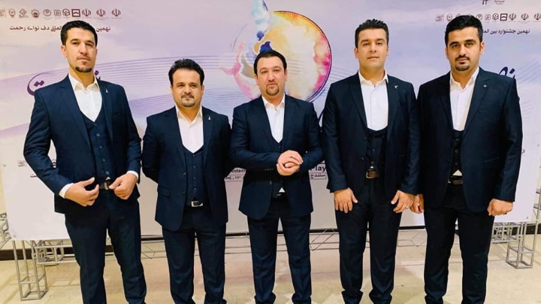 Members of the five-person group Yaran assemble at the Sine Daf Festival. (Photo: Social Media)