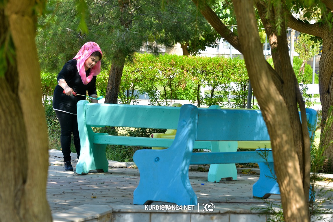 گرووپێك له‌ كچان و گه‌نجانی خۆبه‌خش پاركه‌كانی ده‌ربه‌ندیخان ده‌ڕازێننه‌وه‌