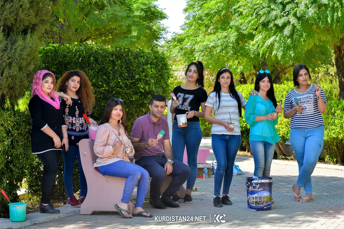 گرووپێك له‌ كچان و گه‌نجانی خۆبه‌خش پاركه‌كانی ده‌ربه‌ندیخان ده‌ڕازێننه‌وه‌