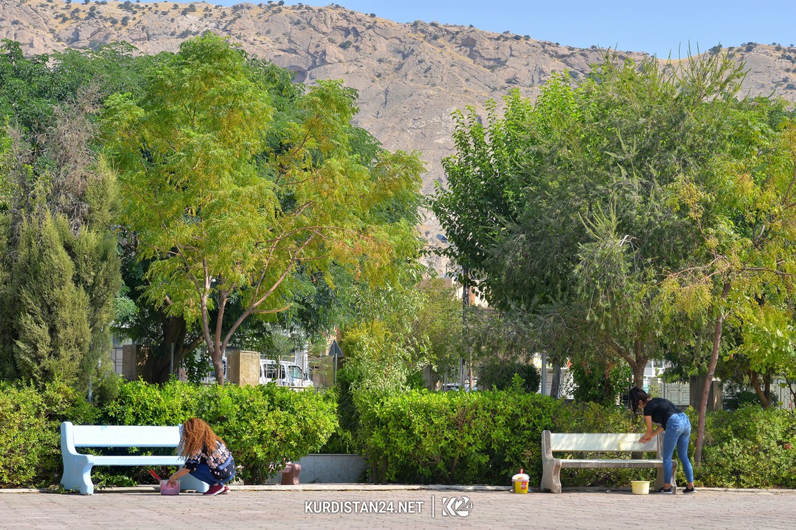 گرووپێك له‌ كچان و گه‌نجانی خۆبه‌خش پاركه‌كانی ده‌ربه‌ندیخان ده‌ڕازێننه‌وه‌