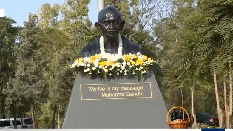 Bi amadebûna serokê Herêma Kurdistanê perde li ser peykerê Gandî hat rakirin
