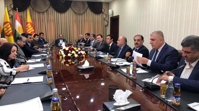 Alîyên sîyasî serok û logo ya (Hevpeymanîya Kurdistanî)  destnîşan dikin