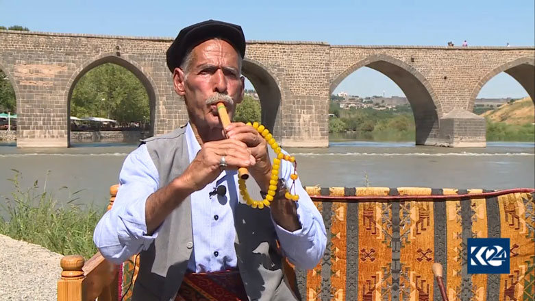 Ehmedê bilûrvan serpêhatiyên Kurdan bi newayên bilûrê vedibêje