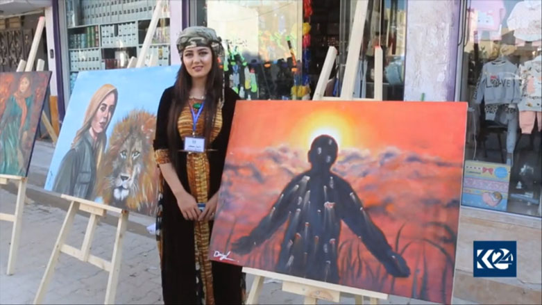 Şêwekarên jin pêşangehek li kolana Kobanê vekir