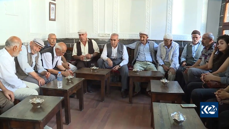 Dengbêj bandorên neyînî ji rakêşiyên siyasî dibînin