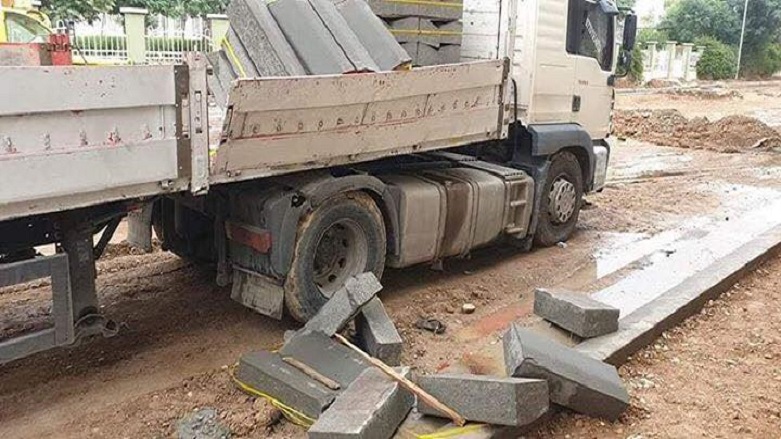 شۆفێری بارهەڵگرێک بەهۆی کەوتنەخوارەوەی کۆنکرێت گیانی لەدەستدا