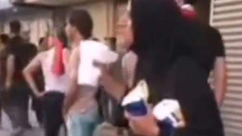 به‌ ڤیدیۆ.. ژنه‌ كلێنكس فرۆشێك به‌م جۆره‌ هاوكاری خۆپیشانده‌رانی به‌غدا ده‌كات