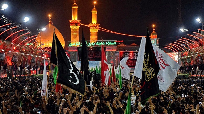 زیارەتکارانی شیعە لە عێراق دروشمی خۆپیشاندانەکان دەڵێنەوە