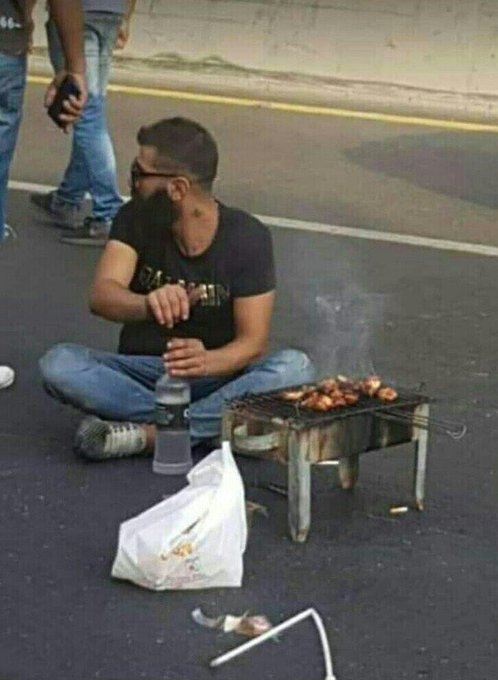 له‌ ناوه‌ڕاستی شه‌قام و له‌كاتی خۆپیشاندان سه‌رقاڵی گۆشت برژاندنه‌