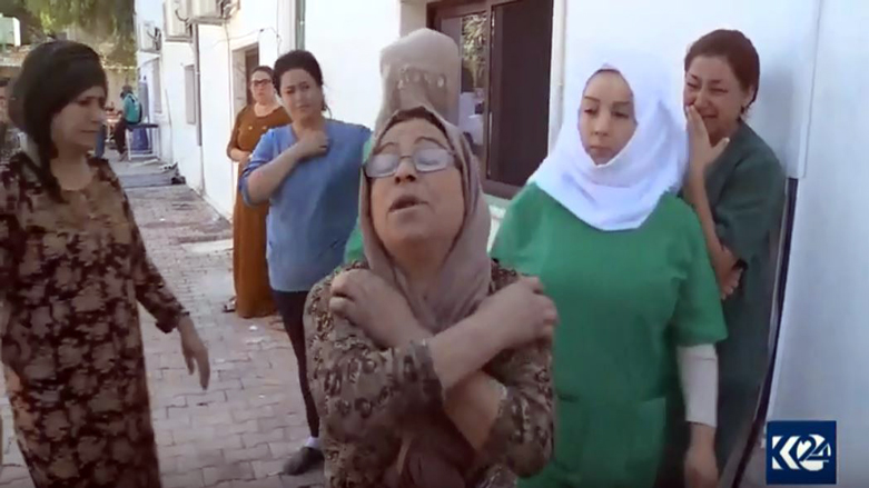 ژنانی كورد بە شیوەن گێران لە تەل تەمەر پێشوازی لە تەرمی شەھید و بریندارەكان دەكەن