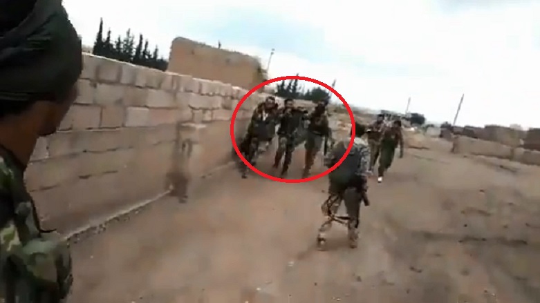 میلیشیاکانی تورکیا بە شە‌ق و زلـلە لە سەربازێکی سووریا دەدەن