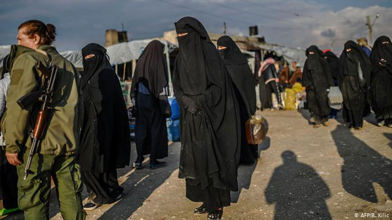 Jin û zarokên DAIŞê yên ji kampê reviyane hatin girtin