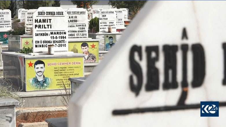 خانواده شهیدان در غرب کُردستان, کشته شدن بغدادی را در کنار مزار عزیزانشان جشن می گیرند