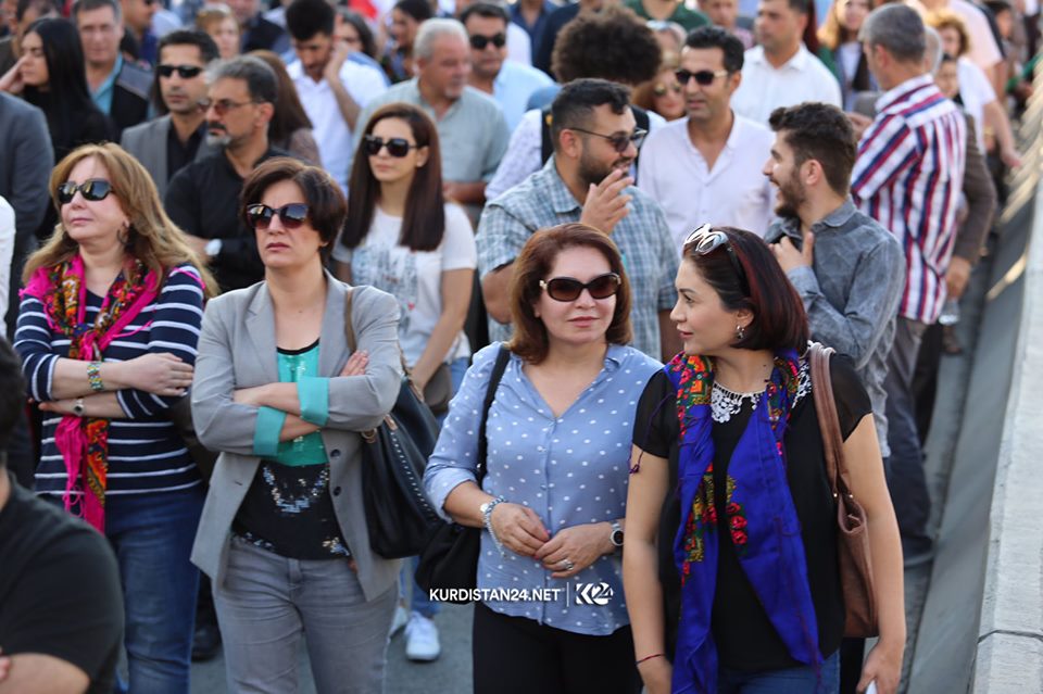 ردد المتظاهرون هتافات داعمة للكورد في سوريا ومنددةً بالهجوم التركي – تصوير ابراهيم فتاح / كوردستان 24