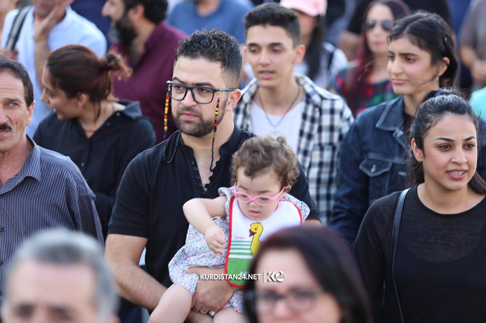 ردد المتظاهرون هتافات داعمة للكورد في سوريا ومنددةً بالهجوم التركي – تصوير ابراهيم فتاح / كوردستان 24