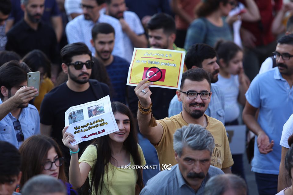 ردد المتظاهرون هتافات داعمة للكورد في سوريا ومنددةً بالهجوم التركي – تصوير ابراهيم فتاح / كوردستان 24