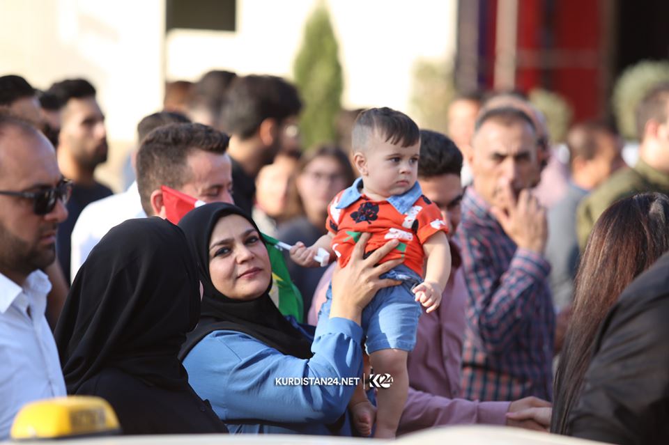 ردد المتظاهرون هتافات داعمة للكورد في سوريا ومنددةً بالهجوم التركي – تصوير ابراهيم فتاح / كوردستان 24