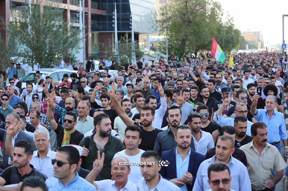 ردد المتظاهرون هتافات داعمة للكورد في سوريا ومنددةً بالهجوم التركي – تصوير ابراهيم فتاح / كوردستان 24