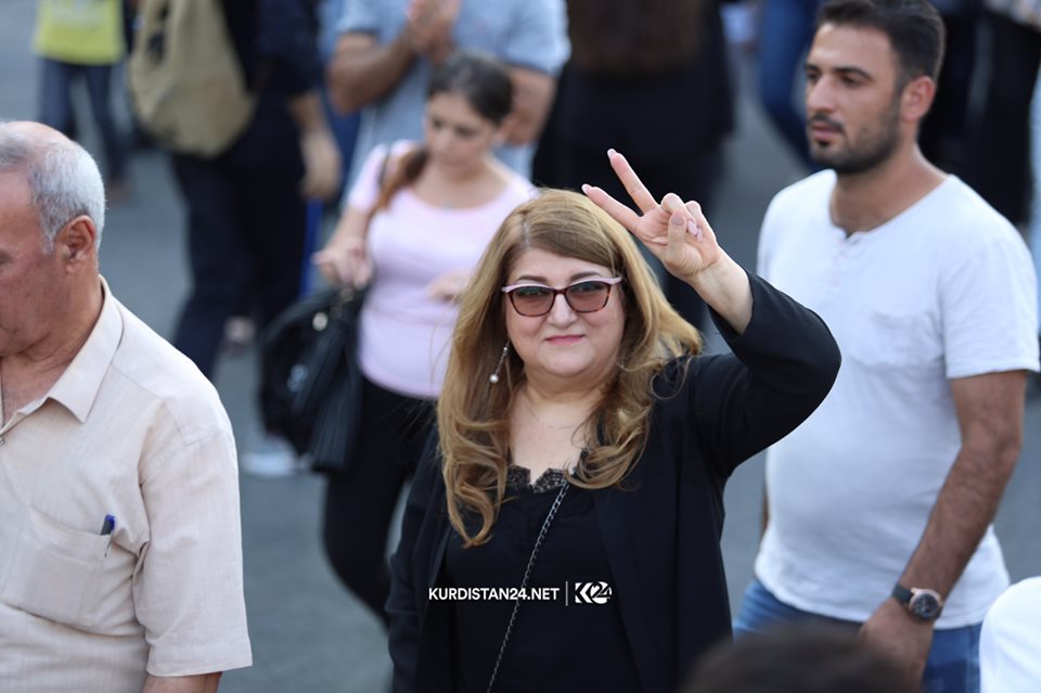 ردد المتظاهرون هتافات داعمة للكورد في سوريا ومنددةً بالهجوم التركي – تصوير ابراهيم فتاح / كوردستان 24