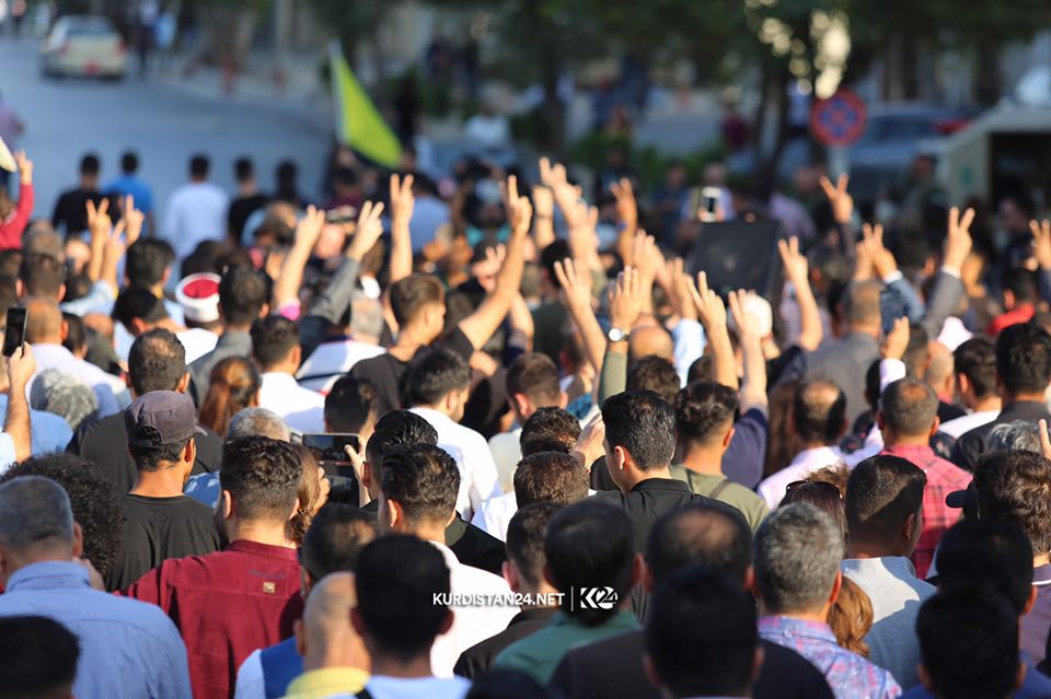 ردد المتظاهرون هتافات داعمة للكورد في سوريا ومنددةً بالهجوم التركي – تصوير ابراهيم فتاح / كوردستان 24