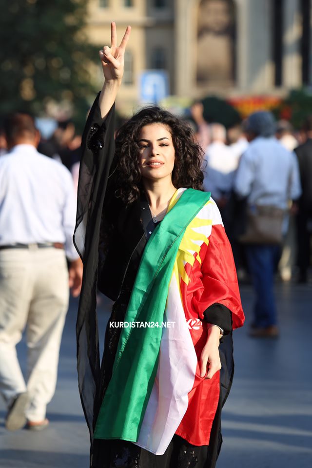 ردد المتظاهرون هتافات داعمة للكورد في سوريا ومنددةً بالهجوم التركي – تصوير ابراهيم فتاح / كوردستان 24