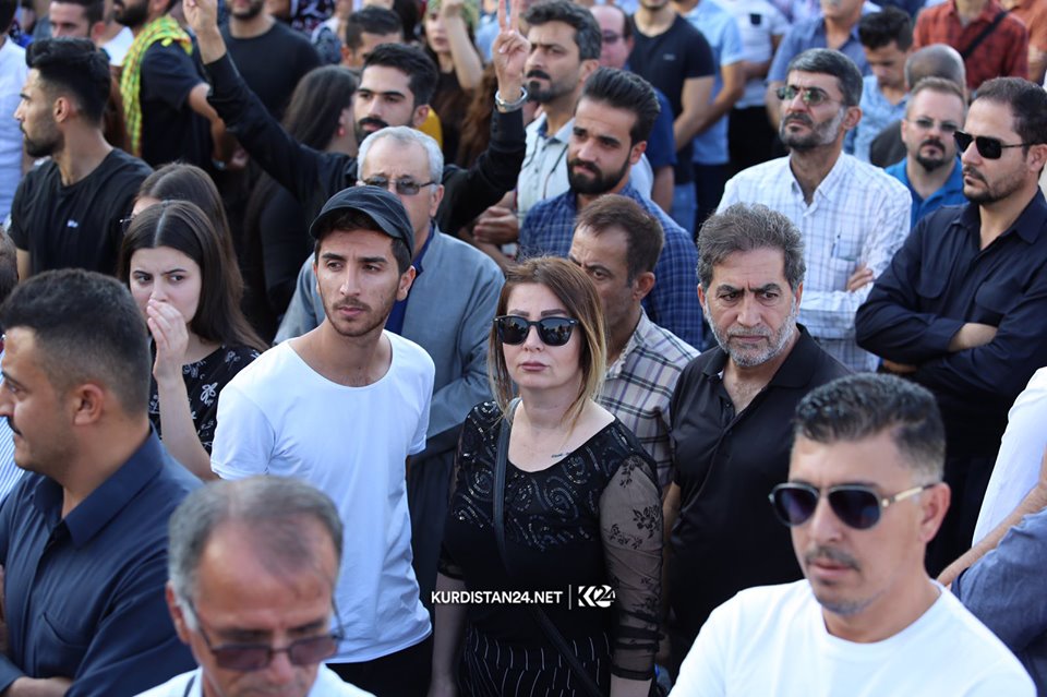 ردد المتظاهرون هتافات داعمة للكورد في سوريا ومنددةً بالهجوم التركي – تصوير ابراهيم فتاح / كوردستان 24