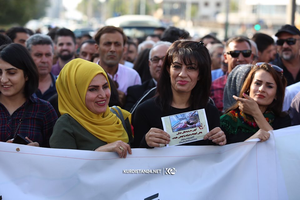 ردد المتظاهرون هتافات داعمة للكورد في سوريا ومنددةً بالهجوم التركي – تصوير ابراهيم فتاح / كوردستان 24