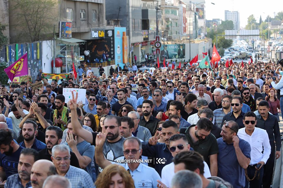 ردد المتظاهرون هتافات داعمة للكورد في سوريا ومنددةً بالهجوم التركي – تصوير ابراهيم فتاح / كوردستان 24