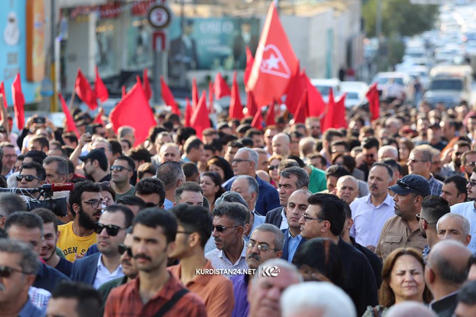 ردد المتظاهرون هتافات داعمة للكورد في سوريا ومنددةً بالهجوم التركي – تصوير ابراهيم فتاح / كوردستان 24