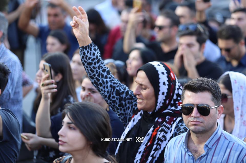 ردد المتظاهرون هتافات داعمة للكورد في سوريا ومنددةً بالهجوم التركي – تصوير ابراهيم فتاح / كوردستان 24