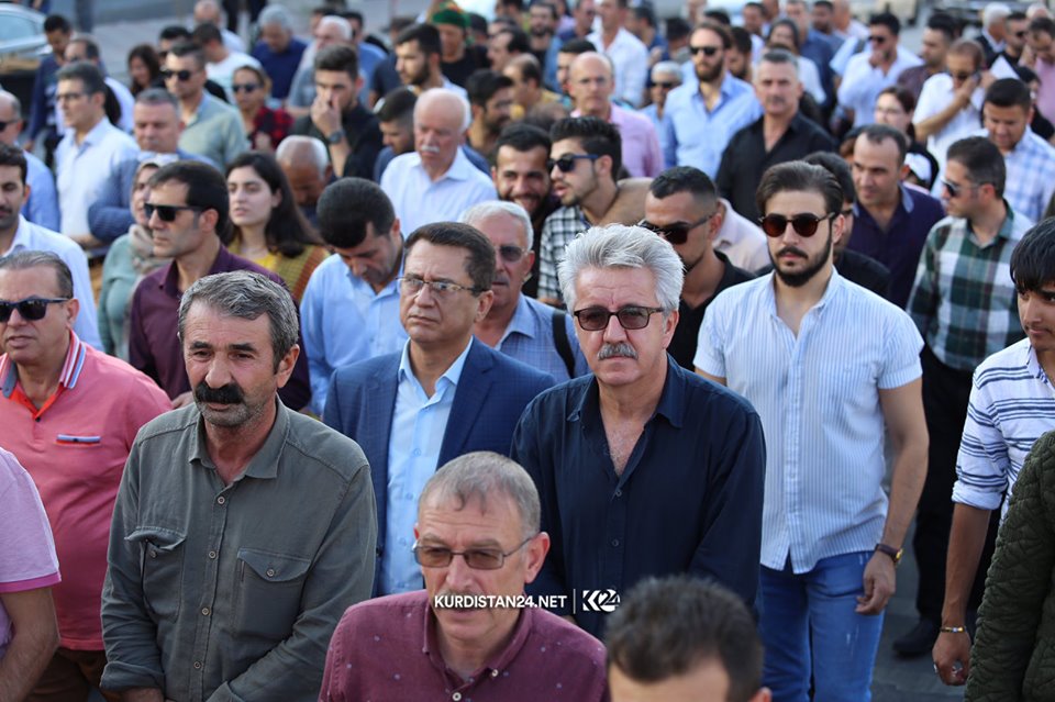 ردد المتظاهرون هتافات داعمة للكورد في سوريا ومنددةً بالهجوم التركي – تصوير ابراهيم فتاح / كوردستان 24