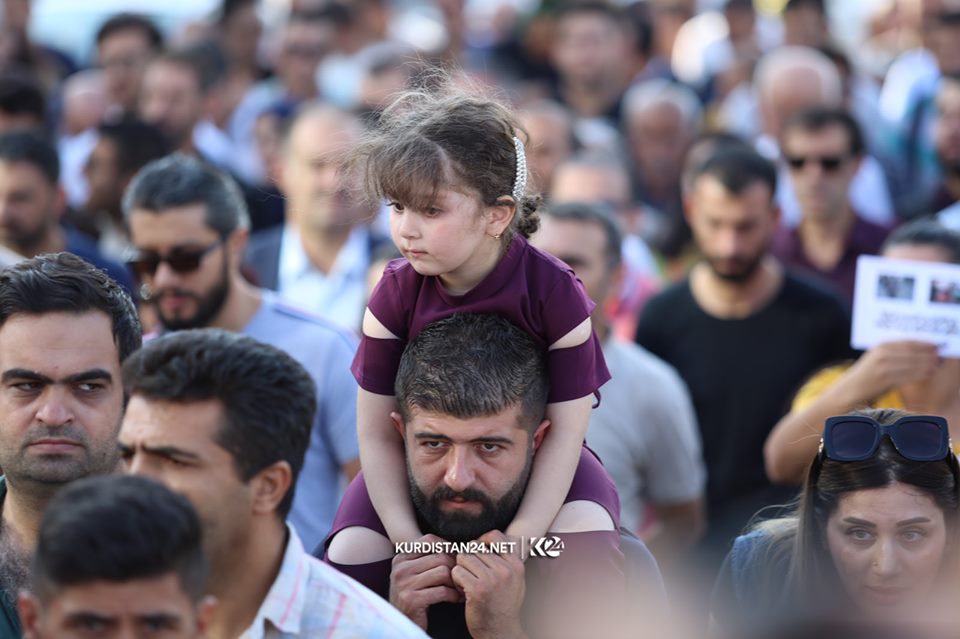 ردد المتظاهرون هتافات داعمة للكورد في سوريا ومنددةً بالهجوم التركي – تصوير ابراهيم فتاح / كوردستان 24