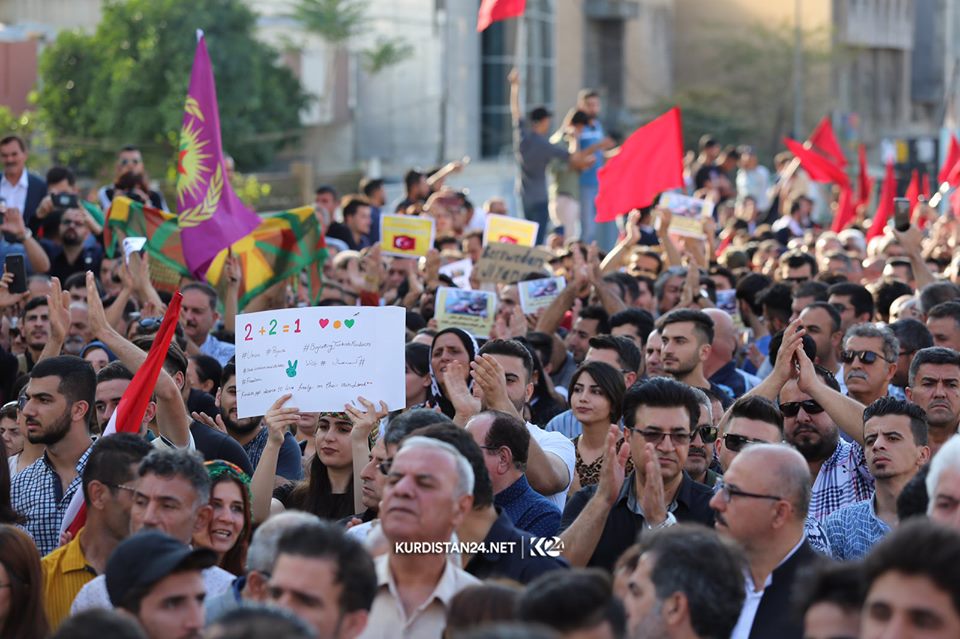 ردد المتظاهرون هتافات داعمة للكورد في سوريا ومنددةً بالهجوم التركي – تصوير ابراهيم فتاح / كوردستان 24