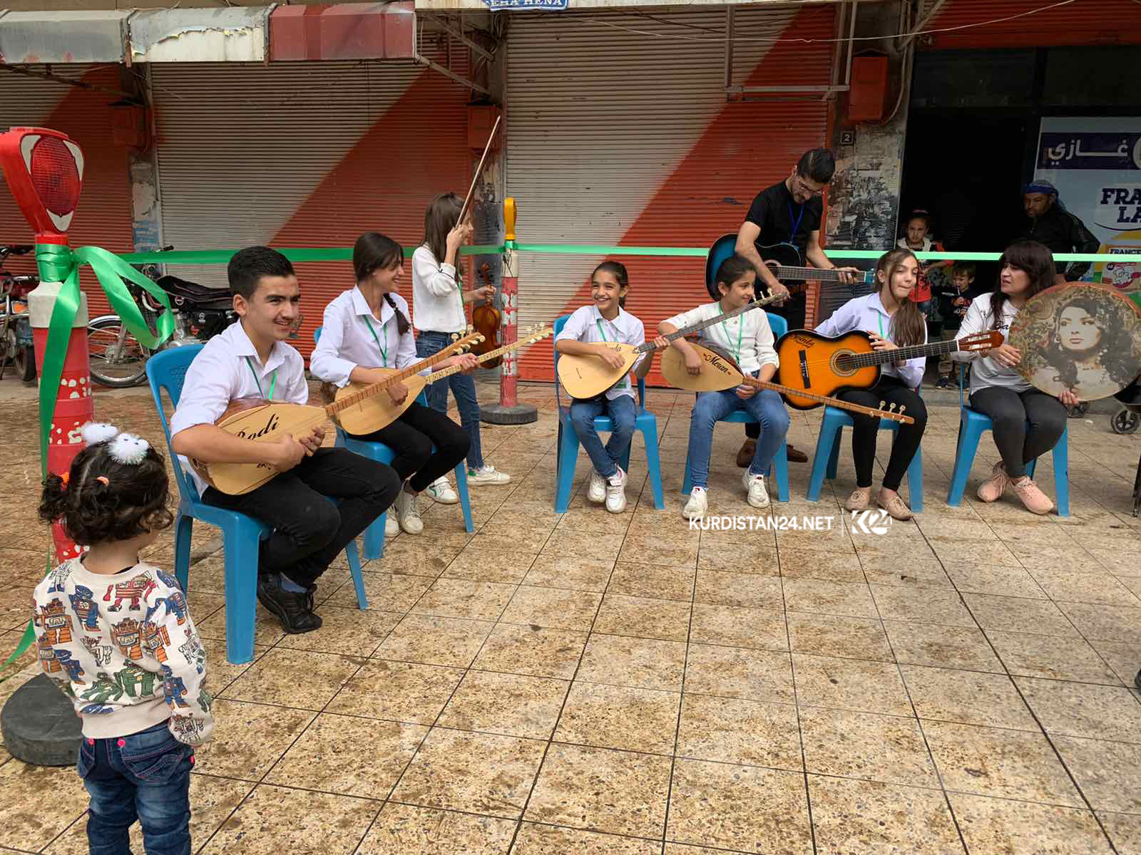 Zarokên Rojavayê Kurdistanê daxwaza aştiyê dikin