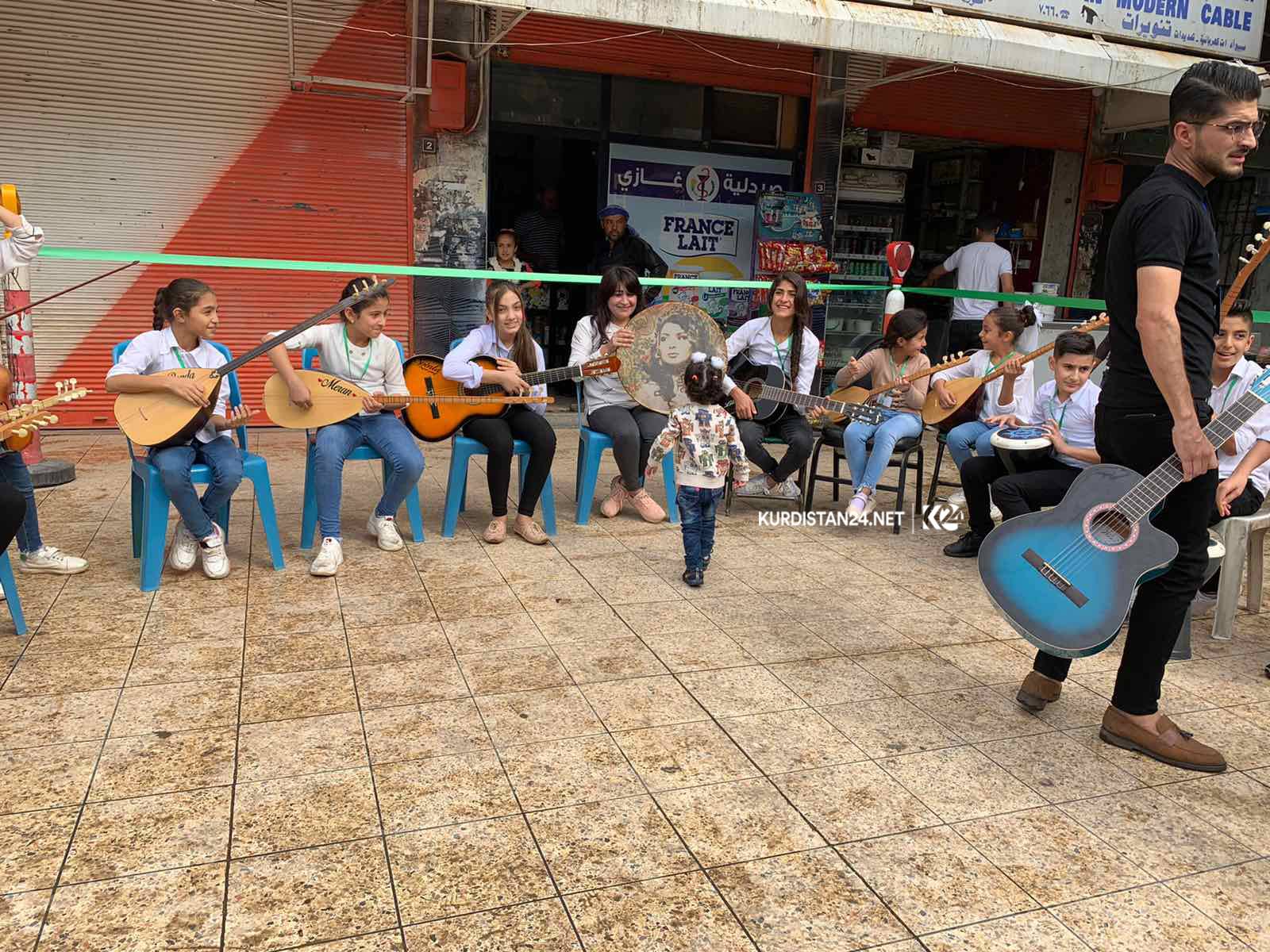 Zarokên Rojavayê Kurdistanê daxwaza aştiyê dikin