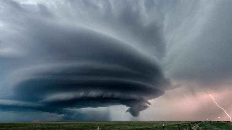 وڵاتانی كه‌نداو چاوه‌ڕێی گه‌رده‌لوولێكی خوله‌گه‌یین‌