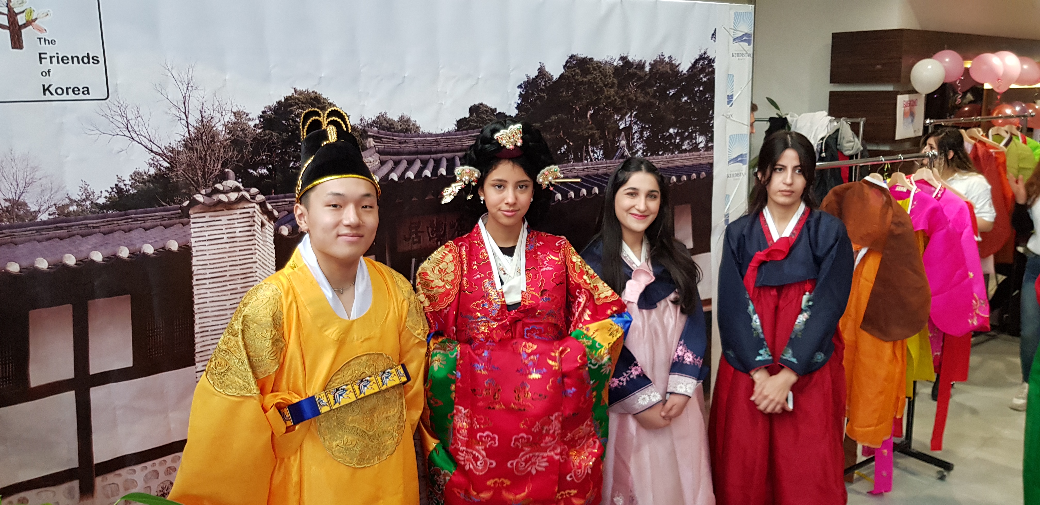 Koreans and Kurds dress in traditional clothes. (Photo: Kurdistan 24/Wladimir van Wilgenburg)