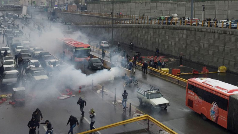 در دومین روز اعتراض مردم به افزایش بهای بنزین، دست کم 6 نفر کشته شده اند