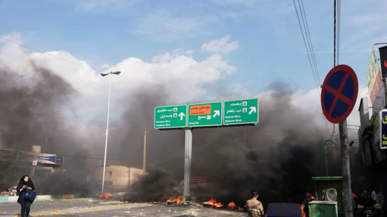 خبرگزاریهای رسمی ایران: غارت و به آتش کشیدن بیش از صد بانک و فروشگاه در ناآرامی های شنبه ٢٥ ابان