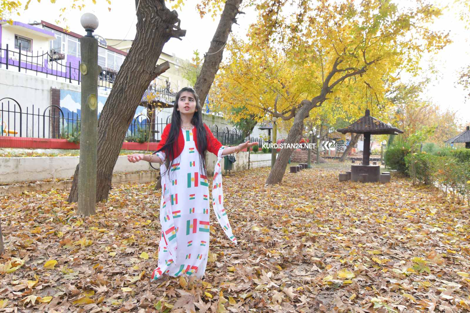 كێژێ ھێمن سروودی ئاڵا كلیپ دەكات