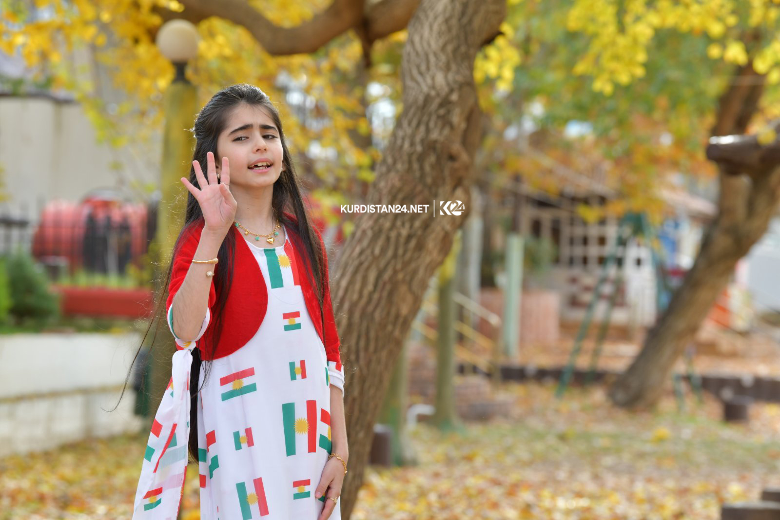 كێژێ ھێمن سروودی ئاڵا كلیپ دەكات