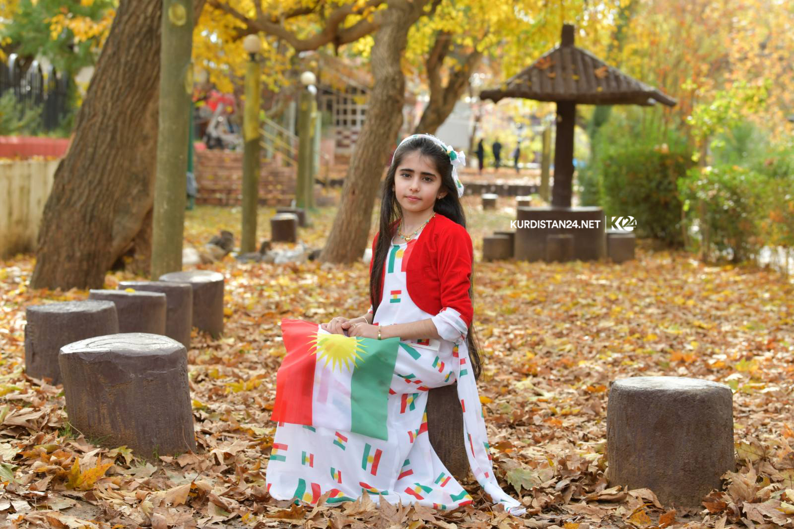 كێژێ ھێمن سروودی ئاڵا كلیپ دەكات