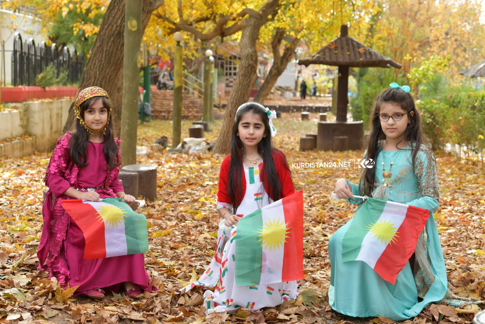 كێژێ ھێمن سروودی ئاڵا كلیپ دەكات
